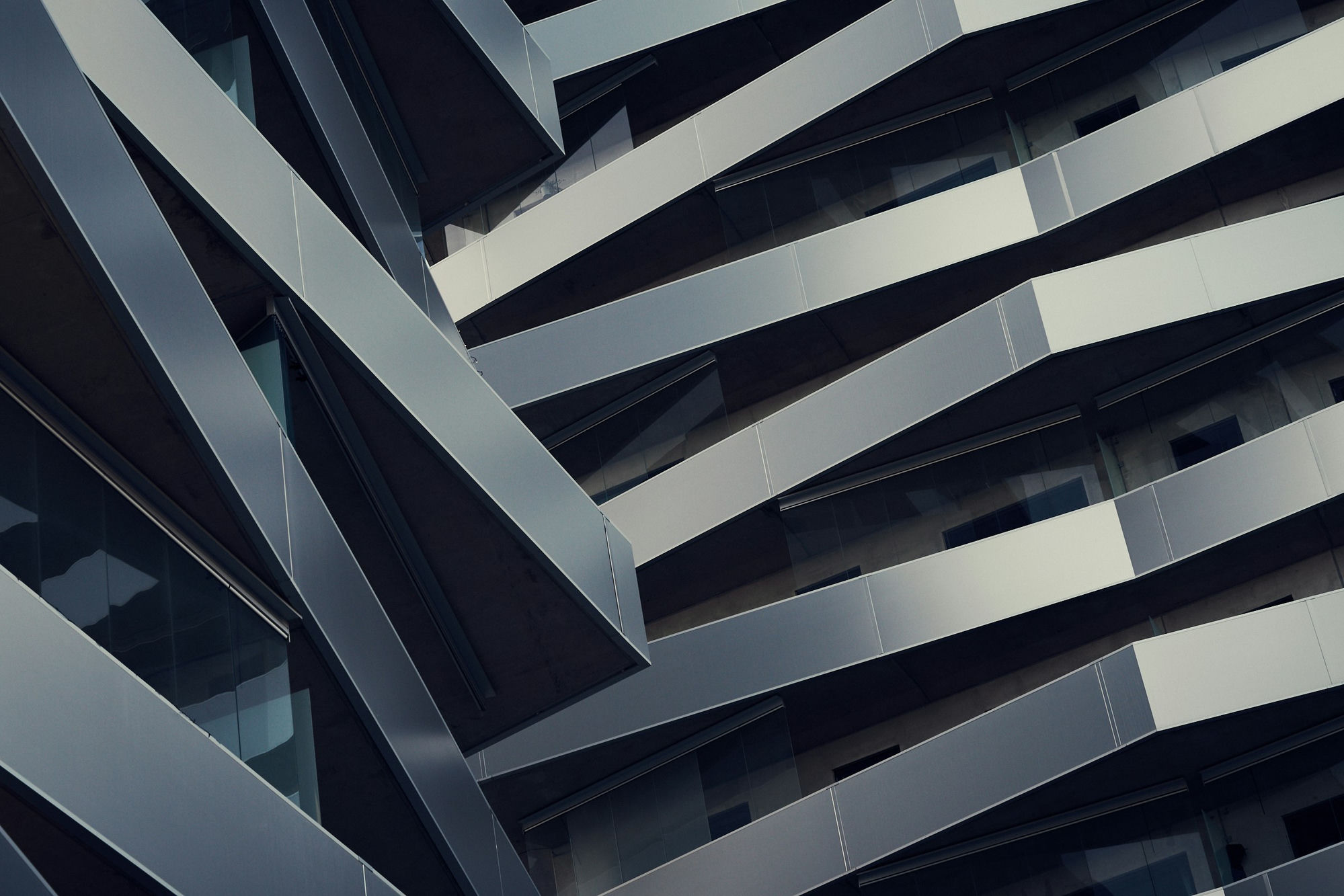 Fassade eines modernen Gebäudes mit auskragenden Balkonen